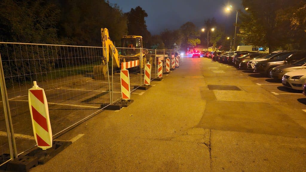 Pojawią się kładki, zwężenia i kierowanie ruchem. - Ruszają roboty drogowe przy parkingu w centrum Olsztyna. Duże zmiany dla kierowców