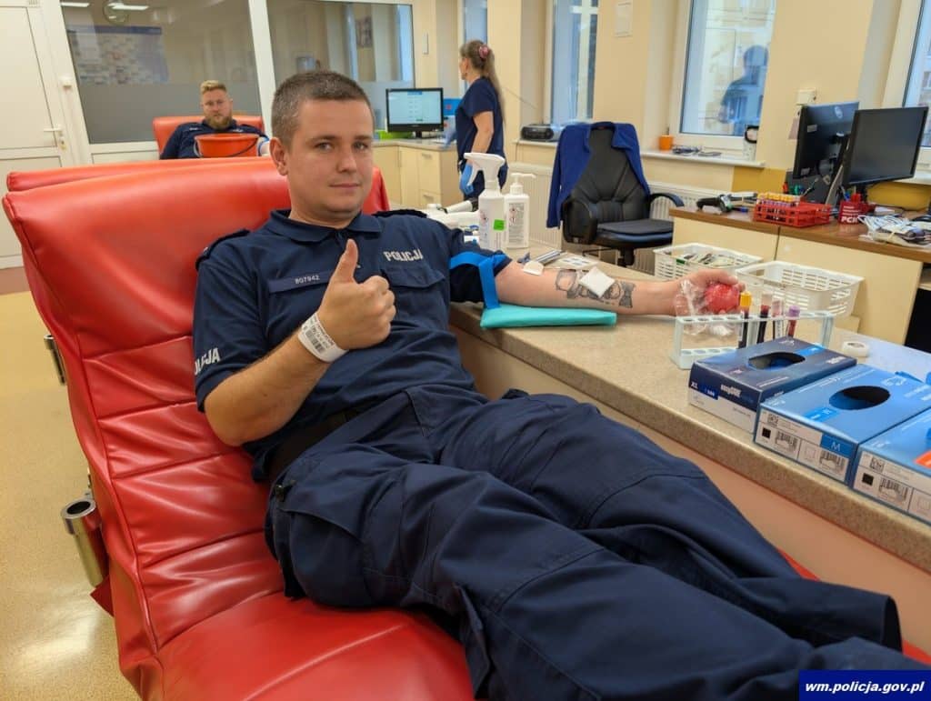 Twoja krew może uratować nawet trzy osoby. - Krytyczny brak krwi w Olsztynie. Policjanci odpowiedzieli na apel RCKiK