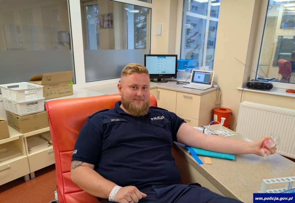 Twoja krew może uratować nawet trzy osoby. - Krytyczny brak krwi w Olsztynie. Policjanci odpowiedzieli na apel RCKiK