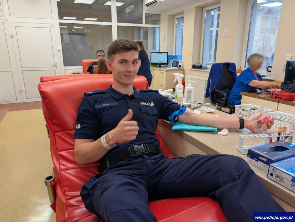 Twoja krew może uratować nawet trzy osoby. - Krytyczny brak krwi w Olsztynie. Policjanci odpowiedzieli na apel RCKiK