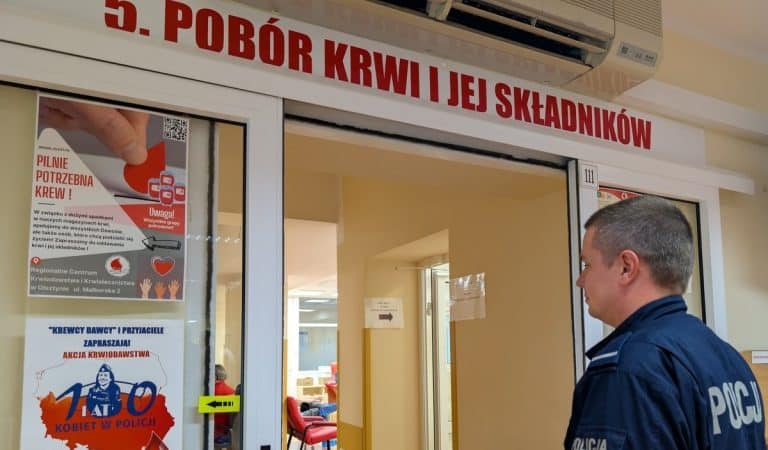 policjant w punkcie krwiodawstwa