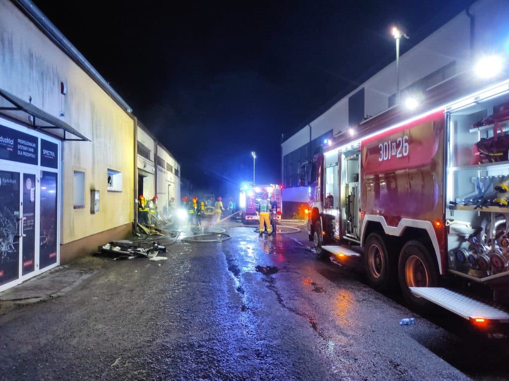 Ogień objął cały magazyn. W akcji 40 strażaków. - Pożar magazynu w Olsztynie. Interweniowało aż 13 zastępów straży pożarnej