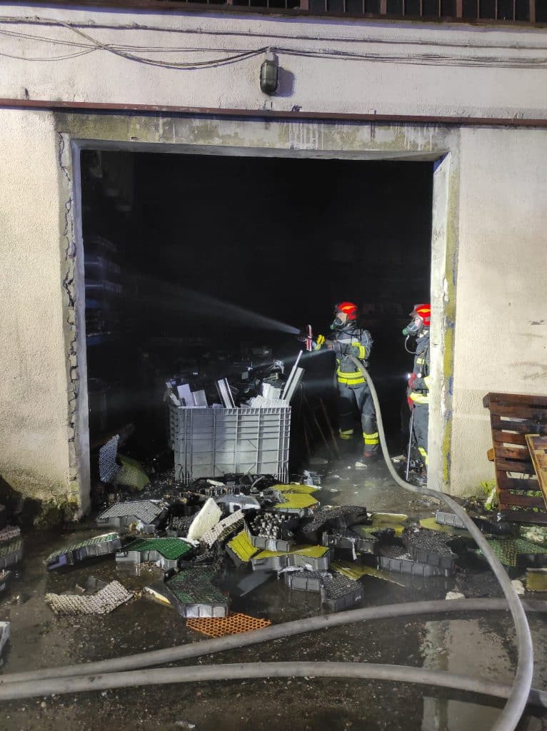 Ogień objął cały magazyn. W akcji 40 strażaków. - Pożar magazynu w Olsztynie. Interweniowało aż 13 zastępów straży pożarnej