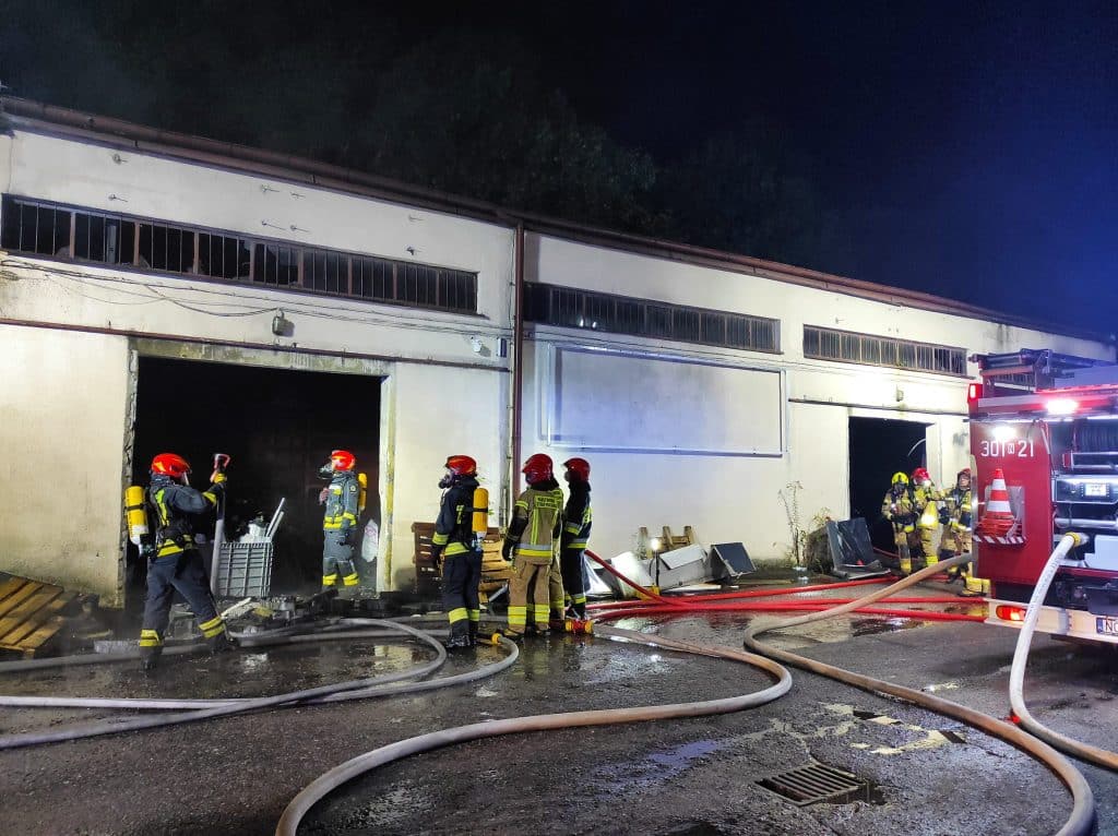 Ogień objął cały magazyn. W akcji 40 strażaków. - Pożar magazynu w Olsztynie. Interweniowało aż 13 zastępów straży pożarnej