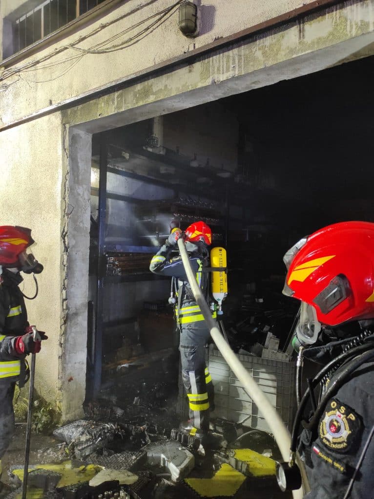 Ogień objął cały magazyn. W akcji 40 strażaków. - Pożar magazynu w Olsztynie. Interweniowało aż 13 zastępów straży pożarnej