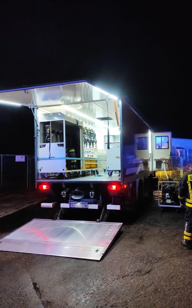 Ogień objął cały magazyn. W akcji 40 strażaków. - Pożar magazynu w Olsztynie. Interweniowało aż 13 zastępów straży pożarnej