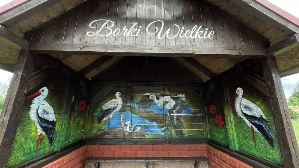 Projekt Anny Wojszel pokazuje, że sztuka potrafi zmieniać codzienność i przyciągać uwagę turystów z całego świata. - Kolorowe przystanki na Warmii i Mazurach stały się światową sensacją. Jest ich już 60