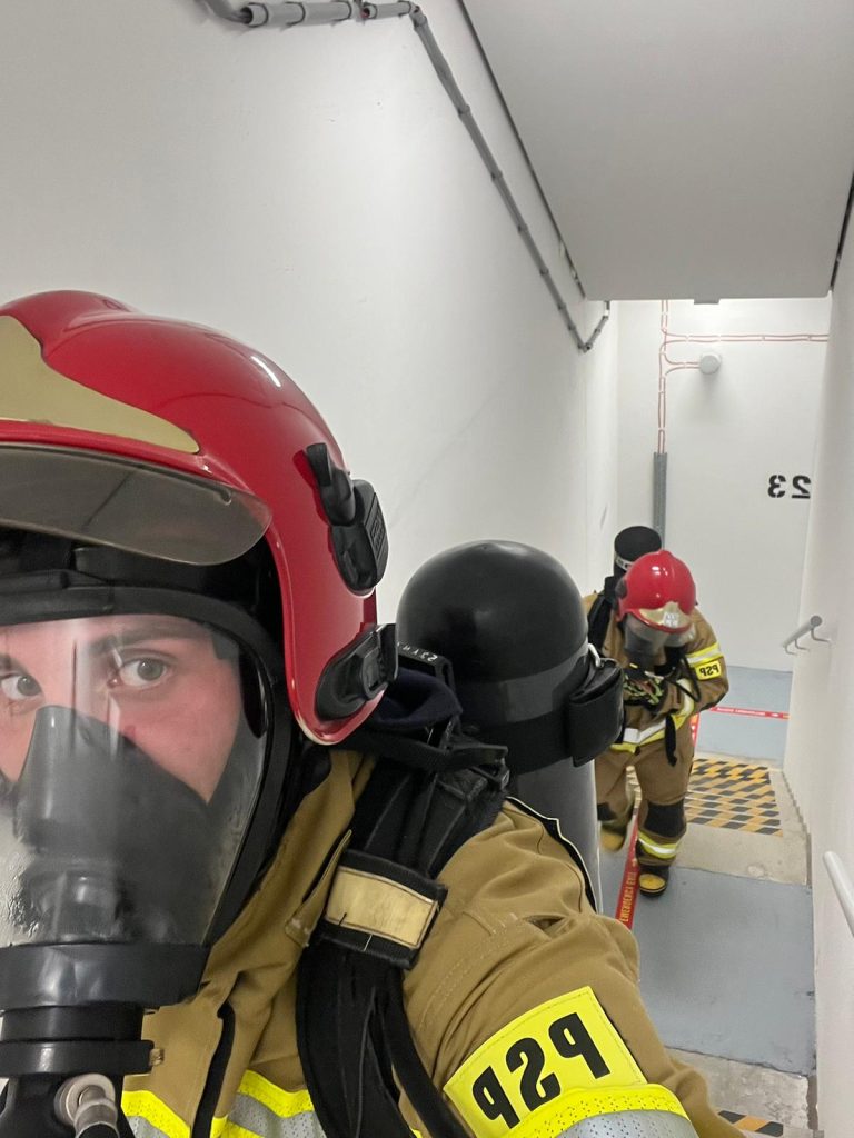 Oni to zrobili! Pokonali setki schodów w Olivia Star w Gdańsku. - Wbiegli na 34 piętro w pełnym rynsztunku! Strażacy z Mazur pokazali moc