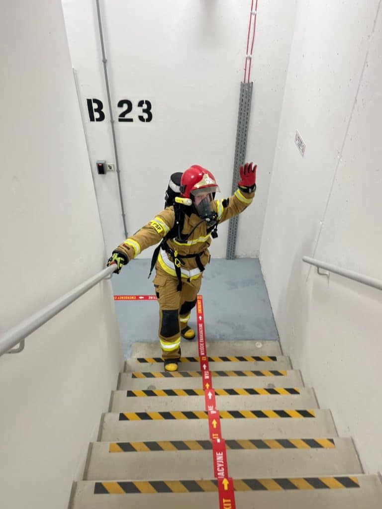 Oni to zrobili! Pokonali setki schodów w Olivia Star w Gdańsku. - Wbiegli na 34 piętro w pełnym rynsztunku! Strażacy z Mazur pokazali moc