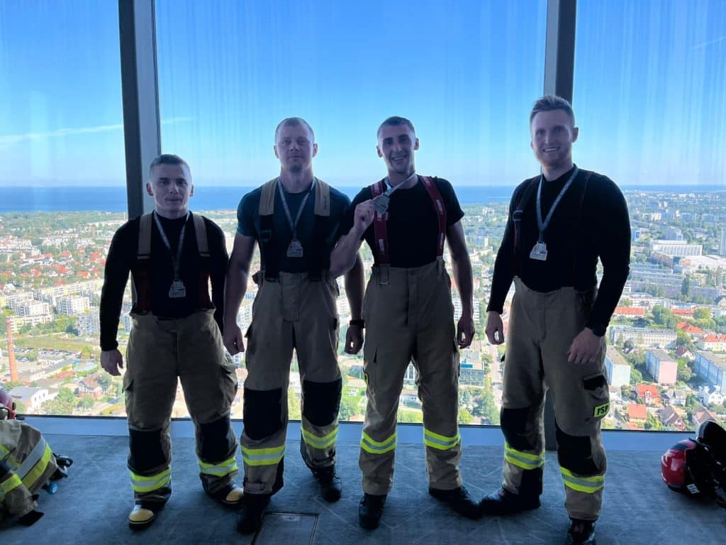Oni to zrobili! Pokonali setki schodów w Olivia Star w Gdańsku. - Wbiegli na 34 piętro w pełnym rynsztunku! Strażacy z Mazur pokazali moc