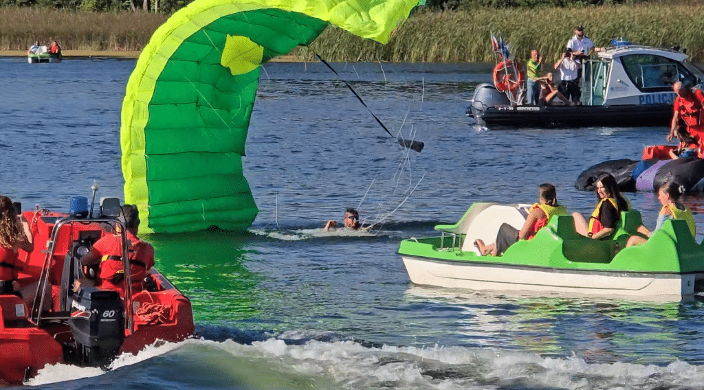 Wszyscy zaskoczeni. Akcja służb ratunkowych na Plaży Miejskiej. - 12 spadochroniarzy wpadło do jeziora Ukiel pełnego turystów. Służby ratunkowe w akcji