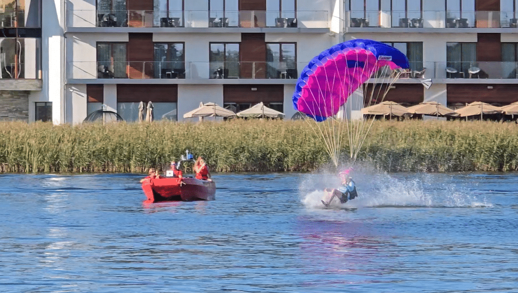Wszyscy zaskoczeni. Akcja służb ratunkowych na Plaży Miejskiej. - 12 spadochroniarzy wpadło do jeziora Ukiel pełnego turystów. Służby ratunkowe w akcji
