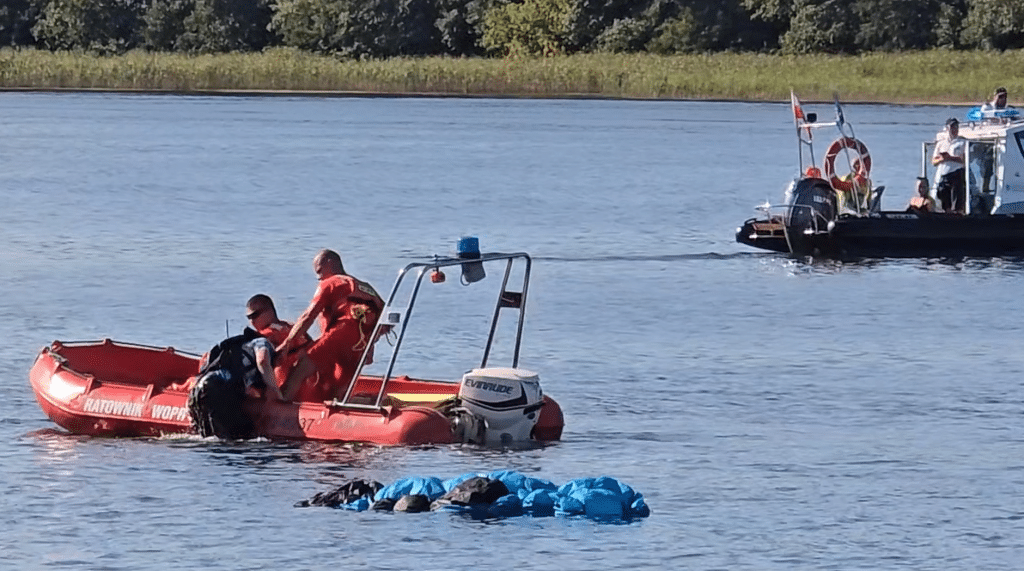 Wszyscy zaskoczeni. Akcja służb ratunkowych na Plaży Miejskiej. - 12 spadochroniarzy wpadło do jeziora Ukiel pełnego turystów. Służby ratunkowe w akcji