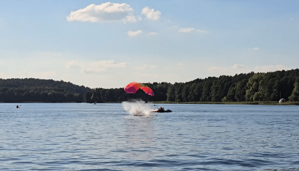 Wszyscy zaskoczeni. Akcja służb ratunkowych na Plaży Miejskiej. - 12 spadochroniarzy wpadło do jeziora Ukiel pełnego turystów. Służby ratunkowe w akcji