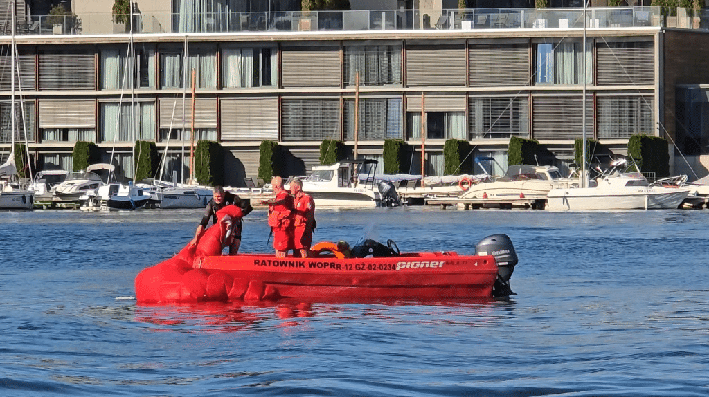 Wszyscy zaskoczeni. Akcja służb ratunkowych na Plaży Miejskiej. - 12 spadochroniarzy wpadło do jeziora Ukiel pełnego turystów. Służby ratunkowe w akcji