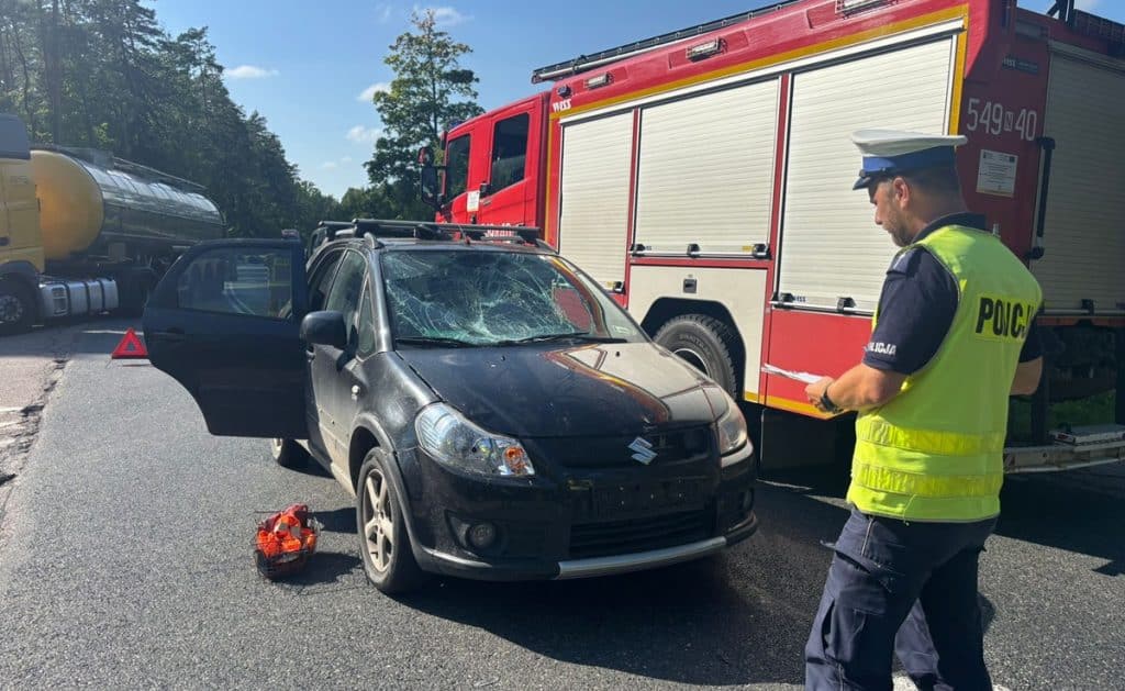 Do szpitala trafił 61-letni rowerzysta. - Wypadek na Drodze Krajowej. Czołowe zderzenie rowerzysty z osobówką
