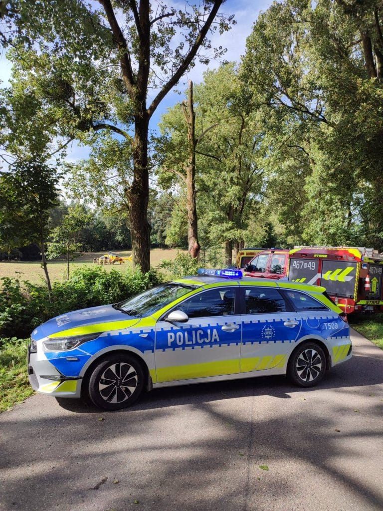 Mimo wezwania śmigłowca LPR nie udało się uratować młodego kierowcy. - Nie żyje 21-letni kierowca hyundaia. Rozbił się na drzewie na prostym odcinku