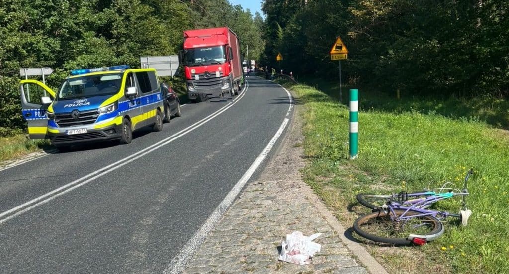 Do szpitala trafił 61-letni rowerzysta. - Wypadek na Drodze Krajowej. Czołowe zderzenie rowerzysty z osobówką