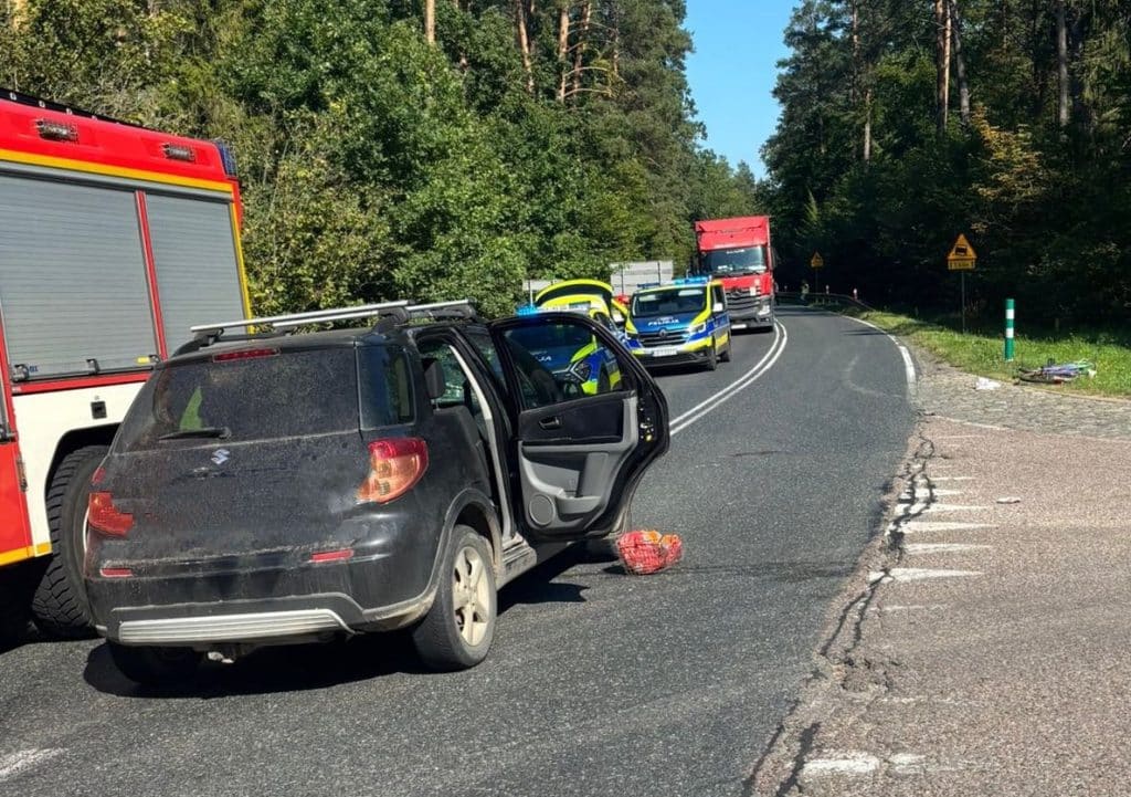 Do szpitala trafił 61-letni rowerzysta. - Wypadek na Drodze Krajowej. Czołowe zderzenie rowerzysty z osobówką