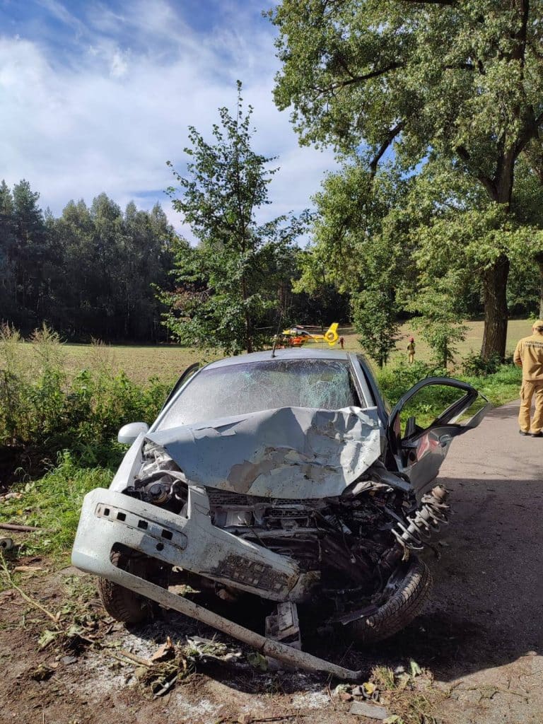 Mimo wezwania śmigłowca LPR nie udało się uratować młodego kierowcy. - Nie żyje 21-letni kierowca hyundaia. Rozbił się na drzewie na prostym odcinku