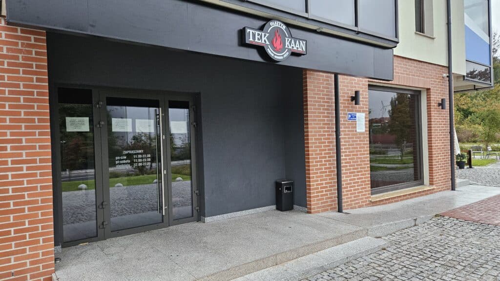 Po niespełna dwóch latach działalności z Olsztyna znika popularny kebab. - Największy kebab w Olsztynie zamknięty. Popularna sieć kończy działalność