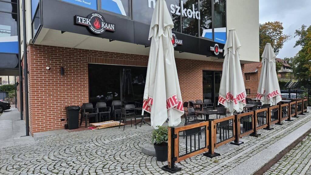 Po niespełna dwóch latach działalności z Olsztyna znika popularny kebab. - Największy kebab w Olsztynie zamknięty. Popularna sieć kończy działalność