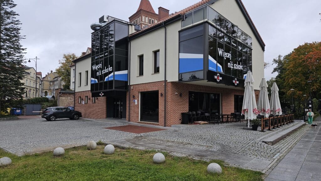 Po niespełna dwóch latach działalności z Olsztyna znika popularny kebab. - Największy kebab w Olsztynie zamknięty. Popularna sieć kończy działalność