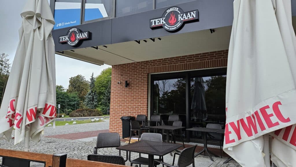 Po niespełna dwóch latach działalności z Olsztyna znika popularny kebab. - Największy kebab w Olsztynie zamknięty. Popularna sieć kończy działalność