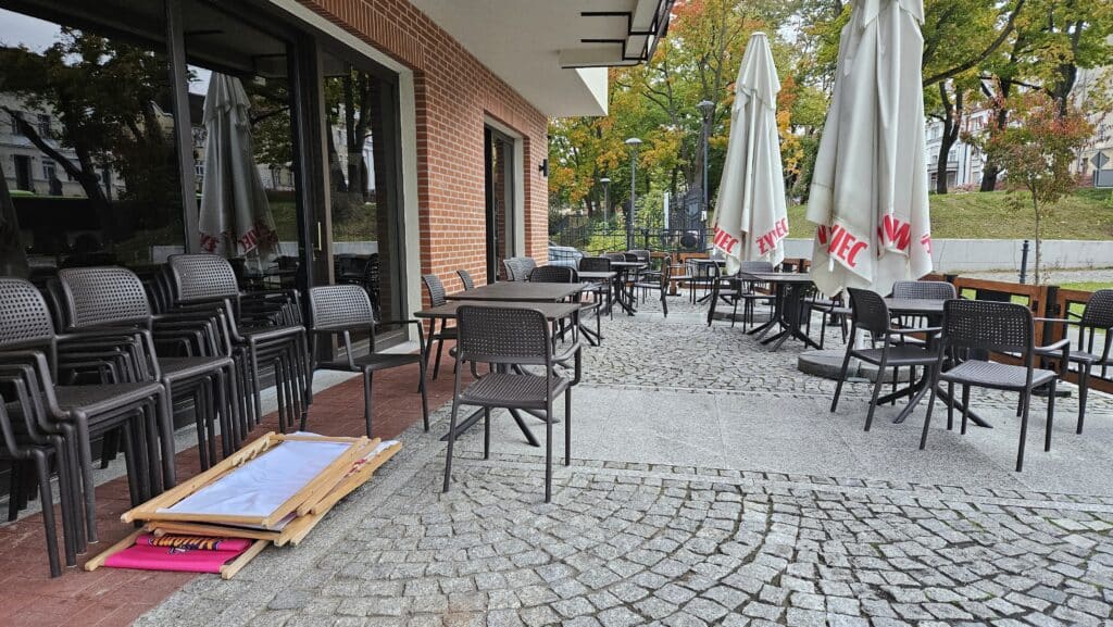 Po niespełna dwóch latach działalności z Olsztyna znika popularny kebab. - Największy kebab w Olsztynie zamknięty. Popularna sieć kończy działalność