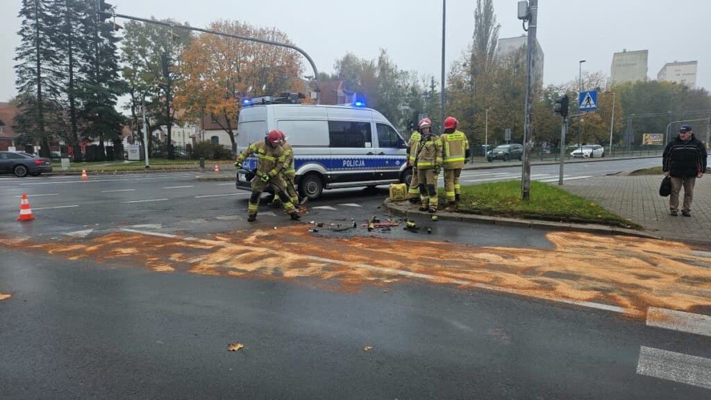 Seat wbił się w hondę na czerwonym! - Paraliż ruchu przy McDonaldzie w Olsztynie. Dwa auta rozbite
