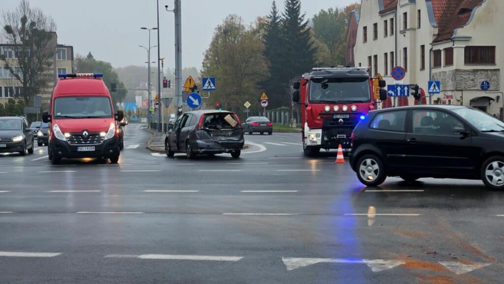 Seat wbił się w hondę na czerwonym! - Paraliż ruchu przy McDonaldzie w Olsztynie. Dwa auta rozbite