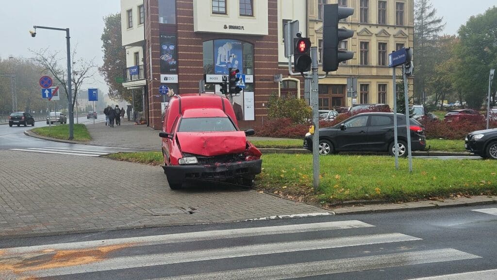 Seat wbił się w hondę na czerwonym! - Paraliż ruchu przy McDonaldzie w Olsztynie. Dwa auta rozbite