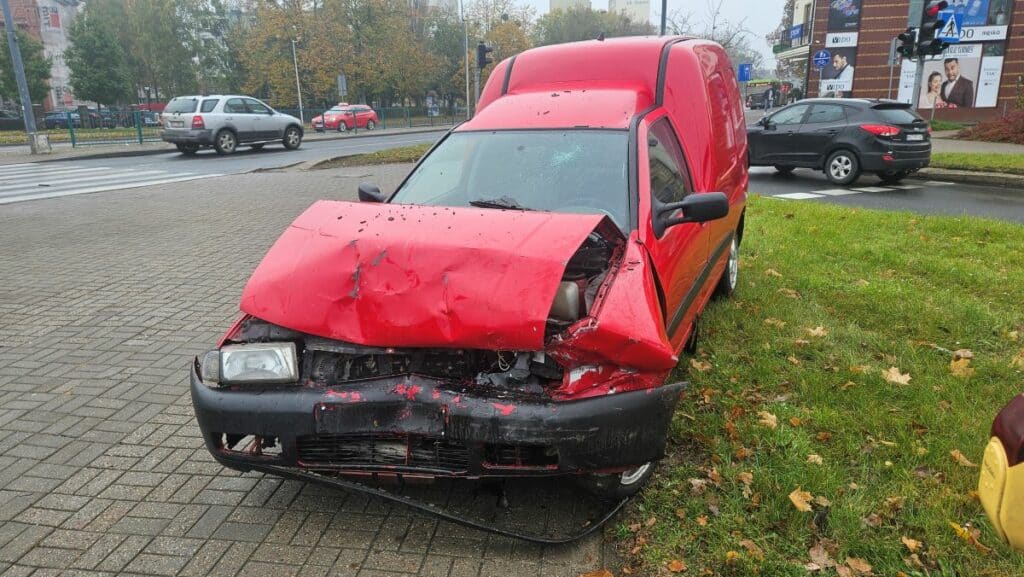 Seat wbił się w hondę na czerwonym! - Paraliż ruchu przy McDonaldzie w Olsztynie. Dwa auta rozbite