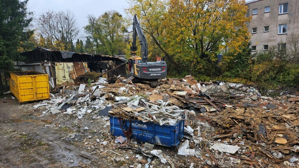 To tu przed laty strażacy walczyli z ogniem. - Znika jeden z najbardziej zaniedbanych budynków w Olsztynie? Ruszyła rozbiórka