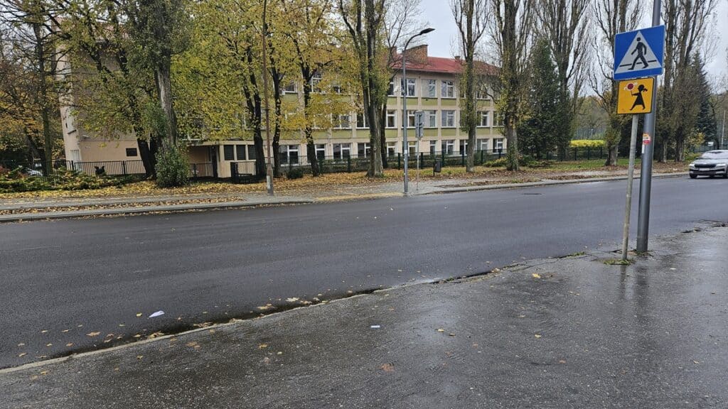 Kierowcy pędzą, a uczniowie boją się przejść przez ulicę. - Nowy asfalt, ale bez pasów! Uczniowie ryzykują życiem przy III LO w Olsztynie