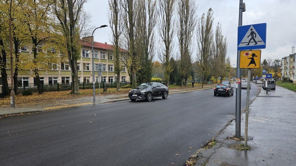 Kierowcy pędzą, a uczniowie boją się przejść przez ulicę. - Nowy asfalt, ale bez pasów! Uczniowie ryzykują życiem przy III LO w Olsztynie