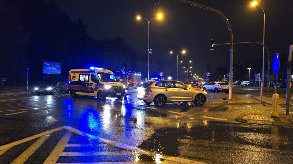 Przód mercedesa zmiażdżony. - Potężna kolizja przy Lidlu w Olsztynie. 21-latek nie ustąpił pierwszeństwa