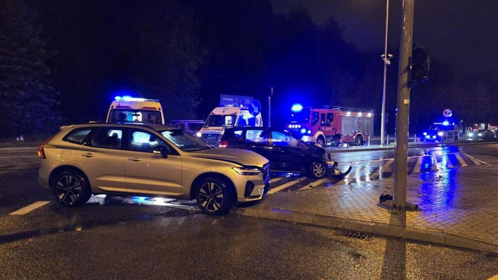 Przód mercedesa zmiażdżony. - Potężna kolizja przy Lidlu w Olsztynie. 21-latek nie ustąpił pierwszeństwa