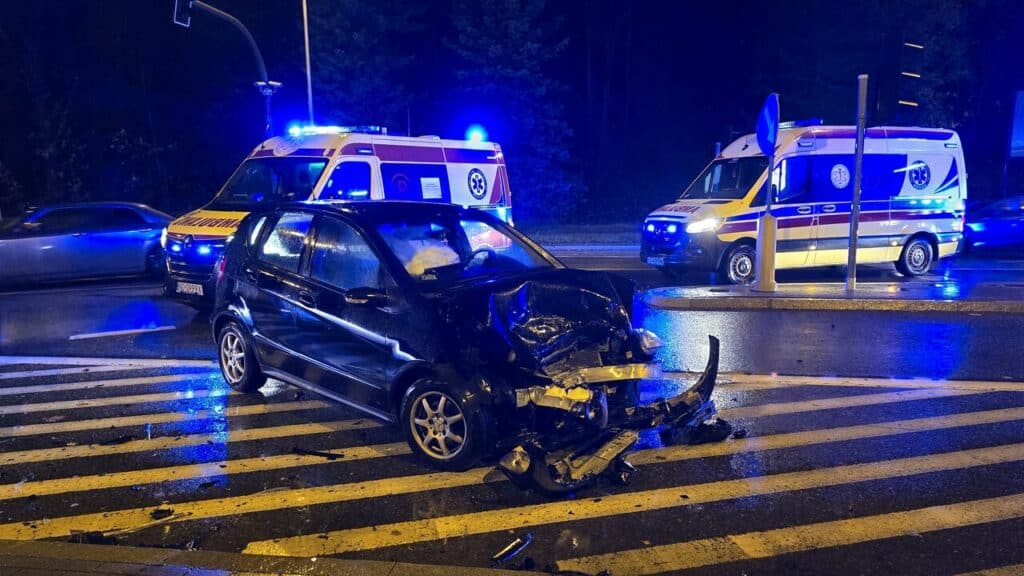 Przód mercedesa zmiażdżony. - Potężna kolizja przy Lidlu w Olsztynie. 21-latek nie ustąpił pierwszeństwa