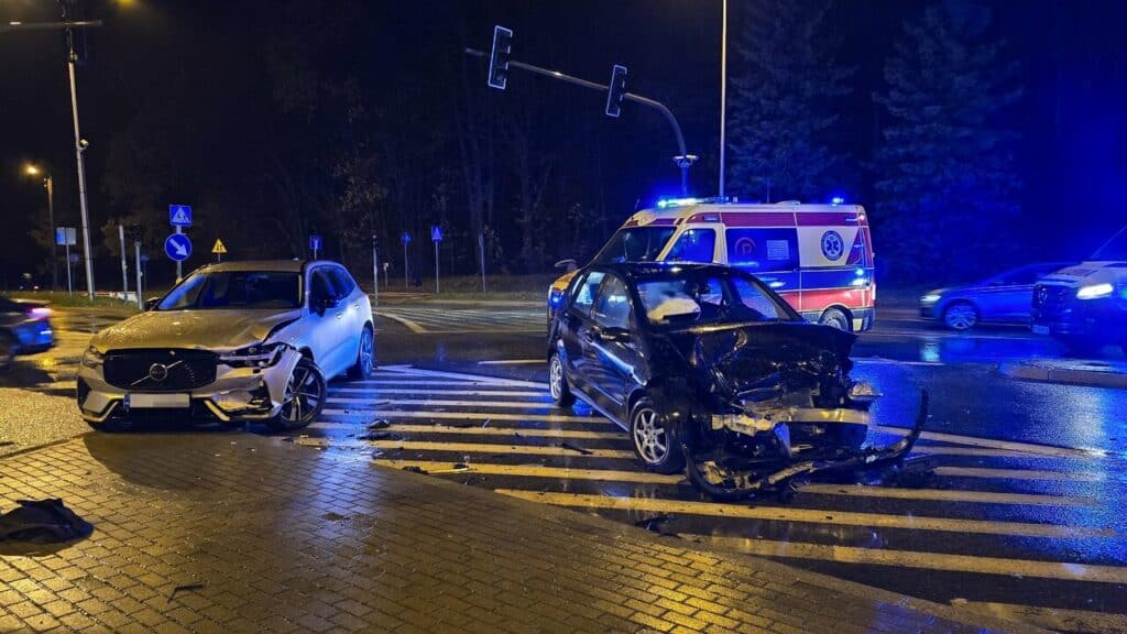 Przód mercedesa zmiażdżony. - Potężna kolizja przy Lidlu w Olsztynie. 21-latek nie ustąpił pierwszeństwa