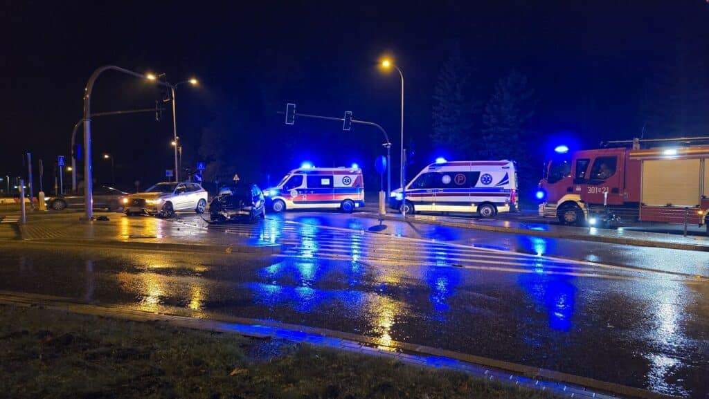 Przód mercedesa zmiażdżony. - Potężna kolizja przy Lidlu w Olsztynie. 21-latek nie ustąpił pierwszeństwa