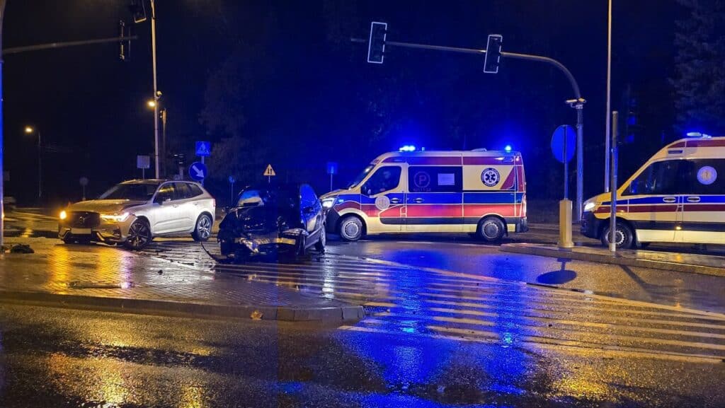 Przód mercedesa zmiażdżony. - Potężna kolizja przy Lidlu w Olsztynie. 21-latek nie ustąpił pierwszeństwa