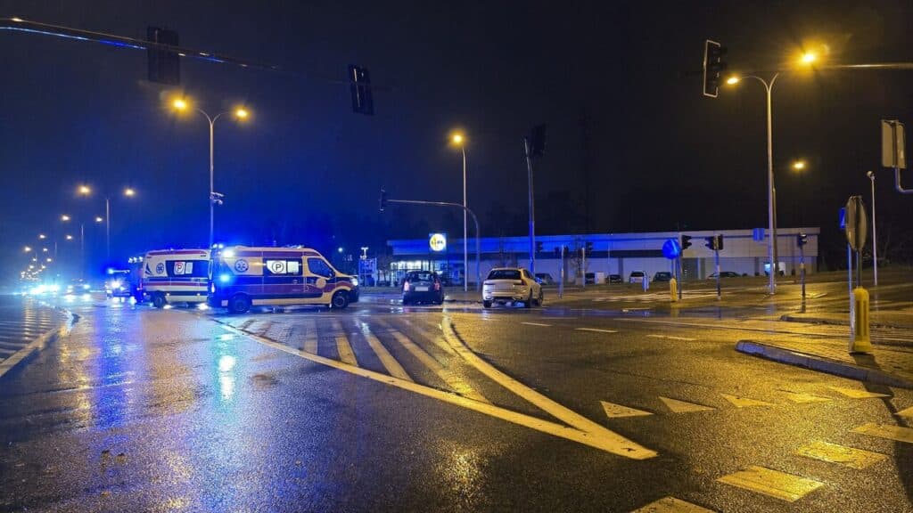 Przód mercedesa zmiażdżony. - Potężna kolizja przy Lidlu w Olsztynie. 21-latek nie ustąpił pierwszeństwa