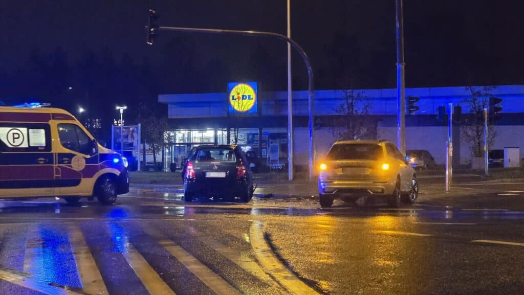 Przód mercedesa zmiażdżony. - Potężna kolizja przy Lidlu w Olsztynie. 21-latek nie ustąpił pierwszeństwa