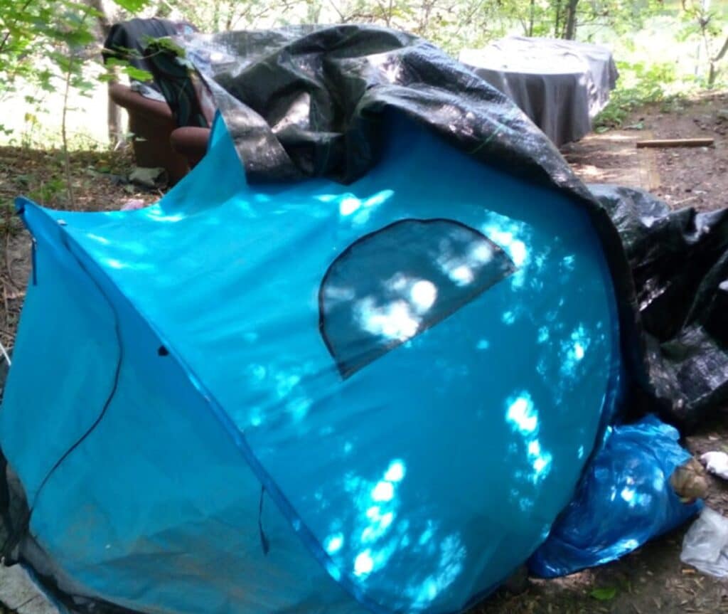 Jak Olsztyn radzi sobie z problemem bezdomności? - W Olsztynie rośnie liczba dzikich koczowisk