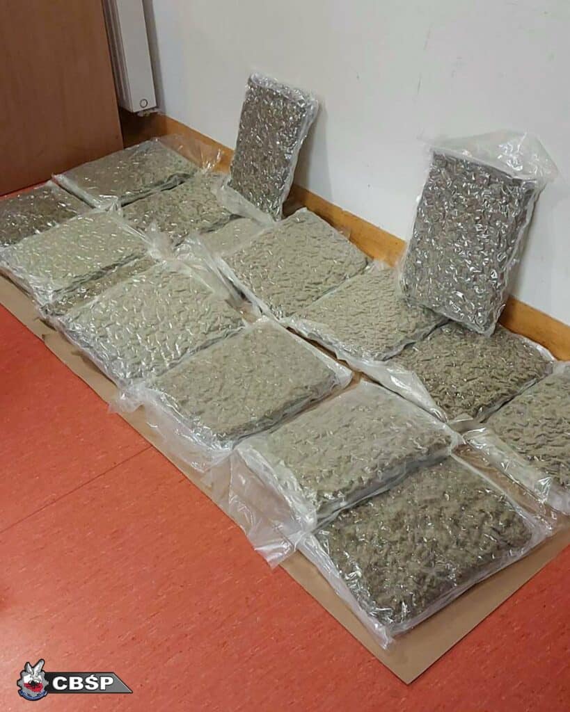 Przejęto fortunę w towarze i sejfy pełne gotówki! - Skoordynowane uderzenie służb na Warmii i Mazurach! Jeden z największych gangów rozbity