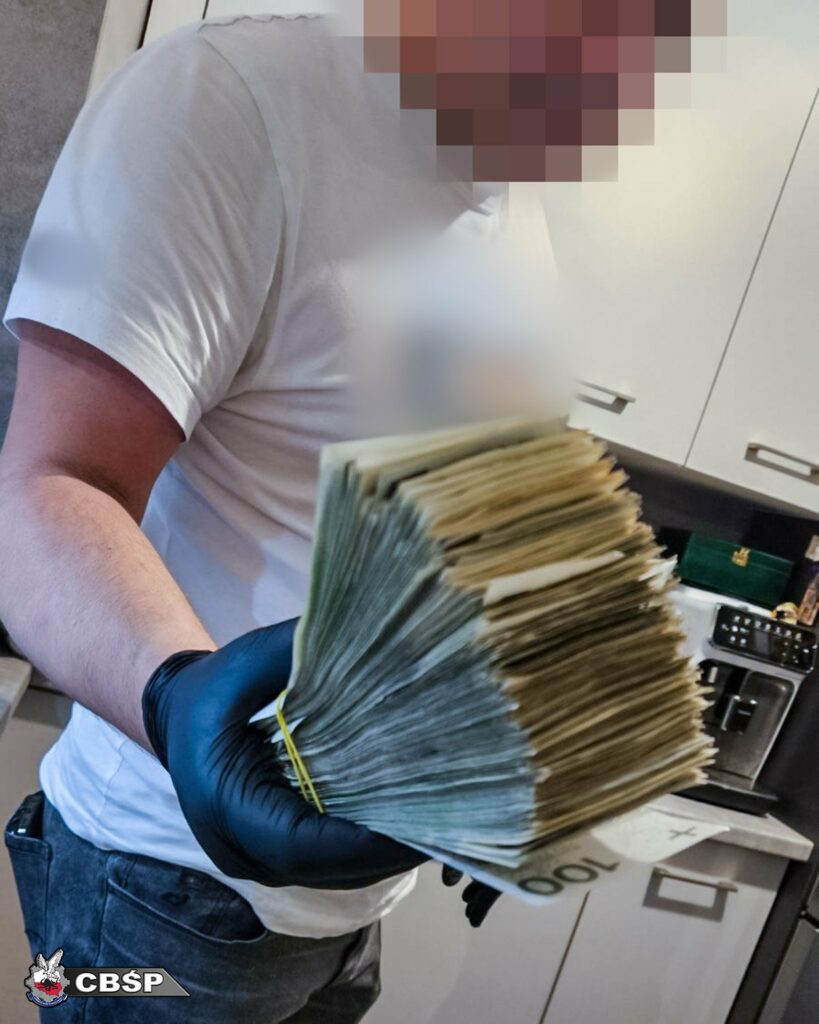 Przejęto fortunę w towarze i sejfy pełne gotówki! - Skoordynowane uderzenie służb na Warmii i Mazurach! Jeden z największych gangów rozbity