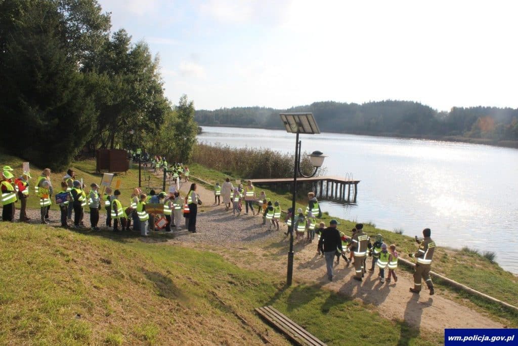 Dywity świeciły przykładem. - Widoczni i bezpieczni. Niezwykły marsz uczniów i policjantów w Dywitach