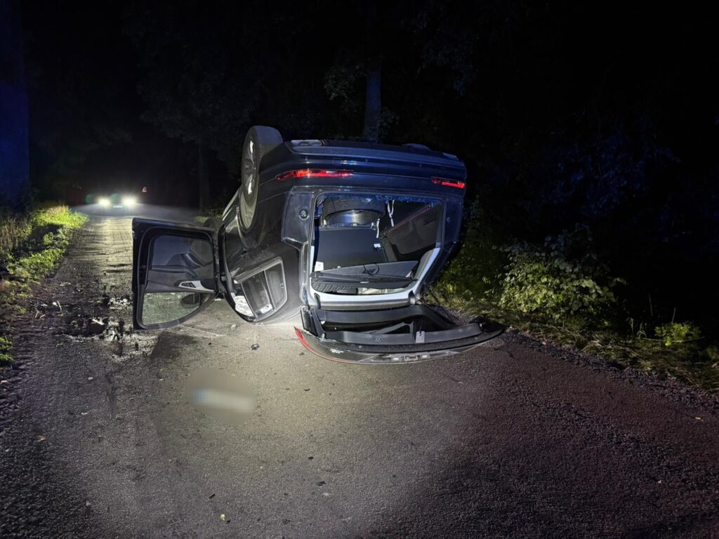 O zdarzeniu automatycznie powiadomił służby system eCall. - Samochód dachował, gdy kierowca chciał ominąć sarnę