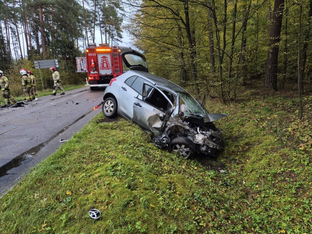 Zjechał na drugi pas na prostym odcinku drogi. - Czołowe zderzenie pod Nidzicą. 19-latek zjechał na przeciwny pas